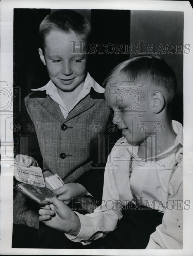 1950 Press Photo Thomas Hart &amp; Donald Poniatowski with US Marine ID card - Historic Images