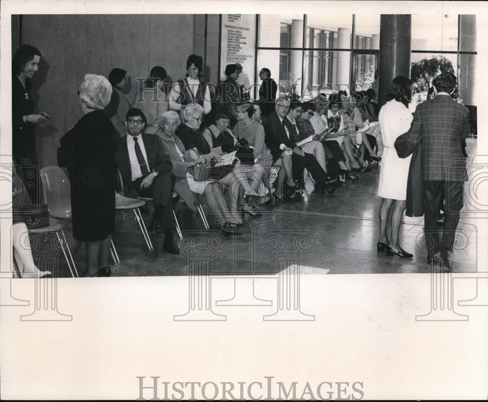 1971 Press Photo Patrons waiting for show to open in the Art Museum - cva88188 - Historic Images