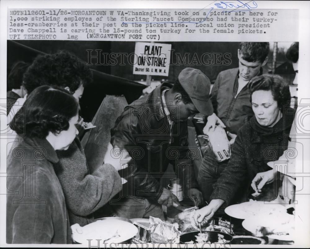 1959 Press Photo Sterling Faucet Co employees stikers at Thanksgving picnic - Historic Images