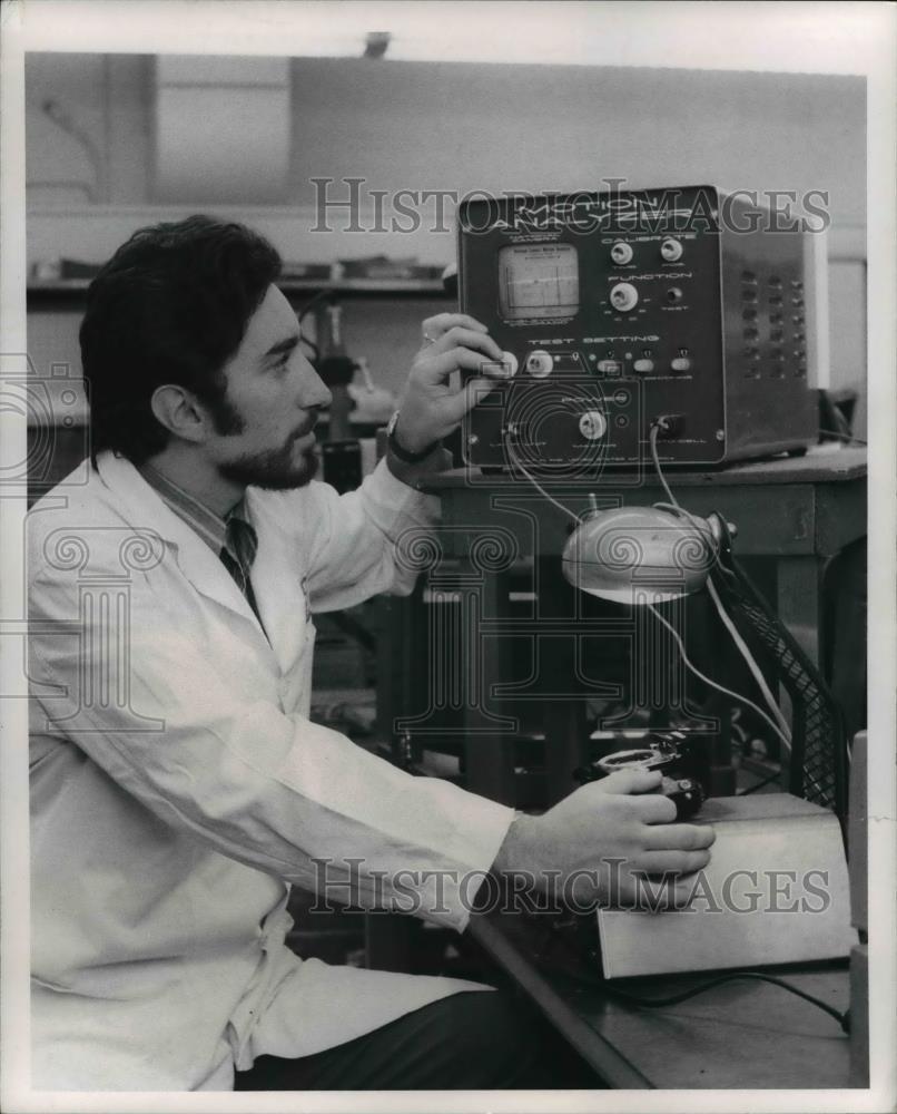 1970 Press Photo General Camera Repair technician Gabe Schoffer checks Photohio - Historic Images
