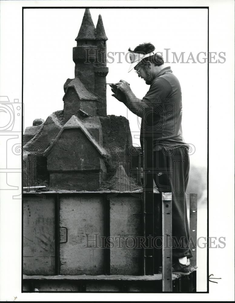 1986 Press Photo The Sand Sculptor Todd Vanderpluym at Geauga Lake  - cva76889 - Historic Images