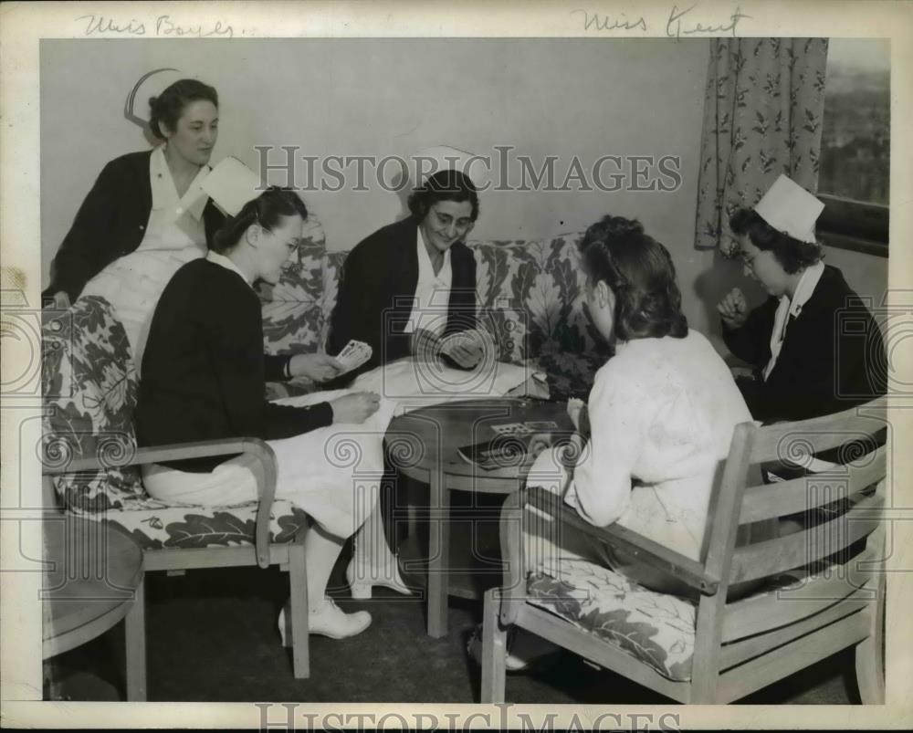 1943 Press Photo Nurses at 4th General Hospital enjoy card game in off time - Historic Images