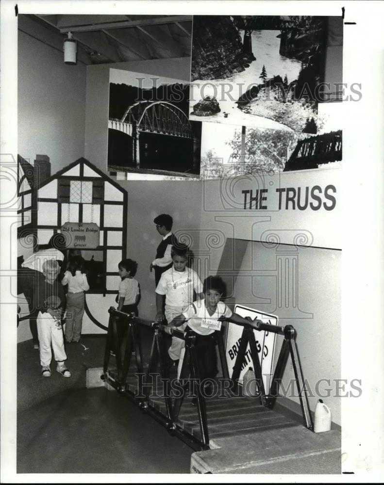 1988 Press Photo Cleveland Children tour the Cleveland Children&#39;s Museum - Historic Images
