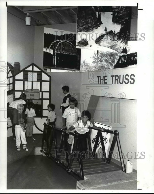 1988 Press Photo Cleveland Children tour the Cleveland Children's Museum - Historic Images