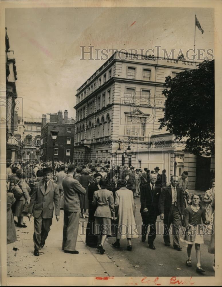 1950 Press Photo Crowds at Clarence House await news of baby Princess birth - Historic Images