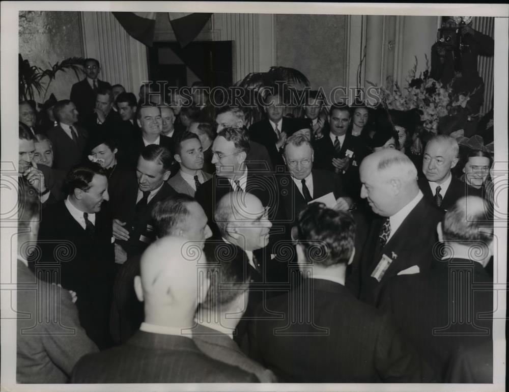1938 Press Photo Gov.Herbert Lehman being greeted by Postmaster Gen.James Farley - Historic Images