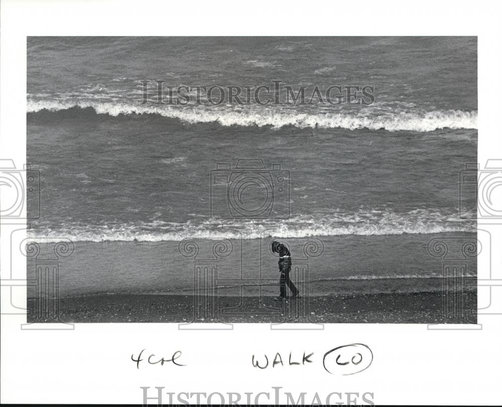 1987 Press Photo Boy walks during spring weather at Edgewater Beach Park. - Historic Images