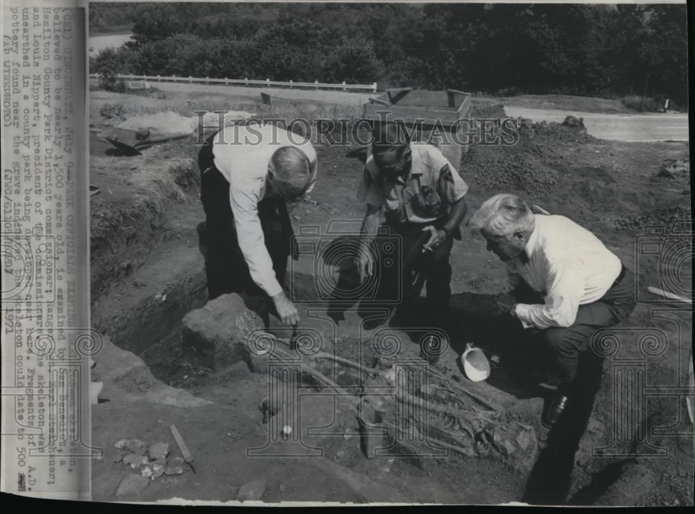1971 Wire Photo Sam Benedict Examined the Nearly 1,500 years Old Skeleton - Historic Images