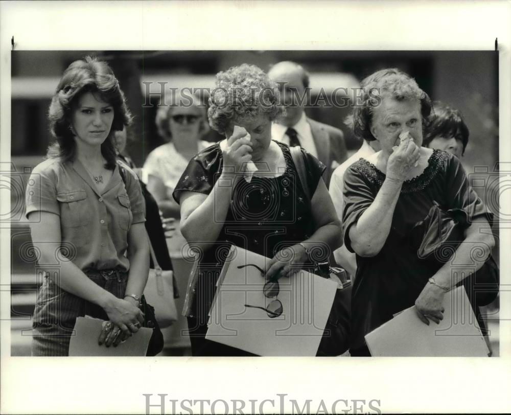 1985 Press Photo Marlene Harlacz and her mother Paulin Wnacata during mock funer - Historic Images