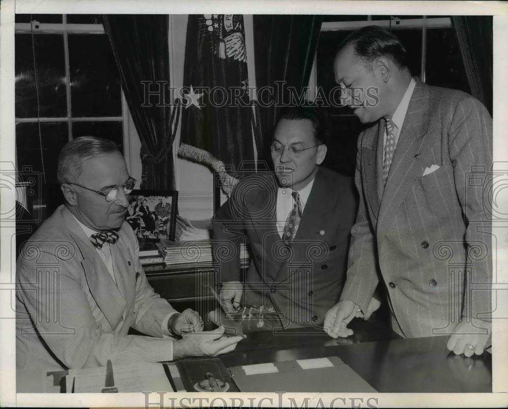 1945 Press Photo Pres. Truman shows his Plow to Millard Rice and Milton Cohn - Historic Images