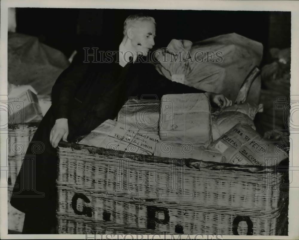 1939 Press Photo London postal employee &amp; mail for Tristan Da Cunha - nee85566 - Historic Images