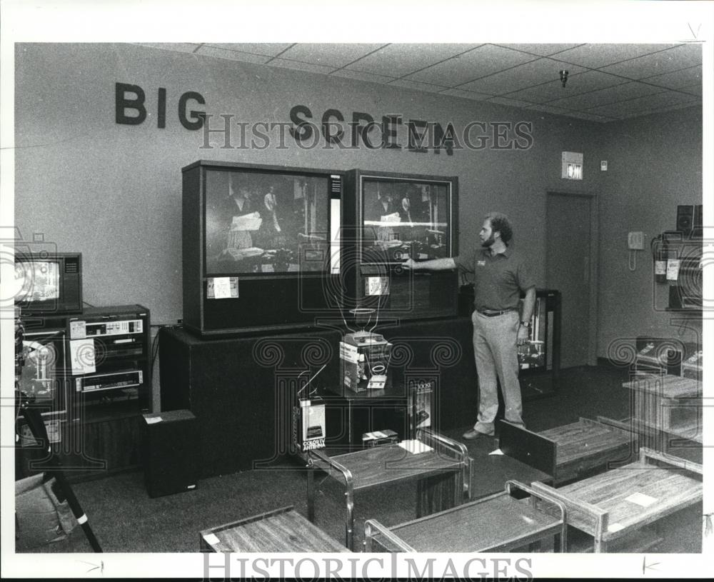 1985 Press Photo Asst Mgr Rob Taylor checks Big Screen TV at Tokyo Shipiro Store - Historic Images