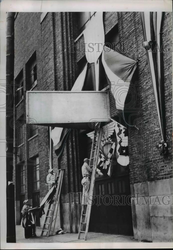 1952 Press Photo Workmen decorate Chicago Ampitheater for political convention - Historic Images