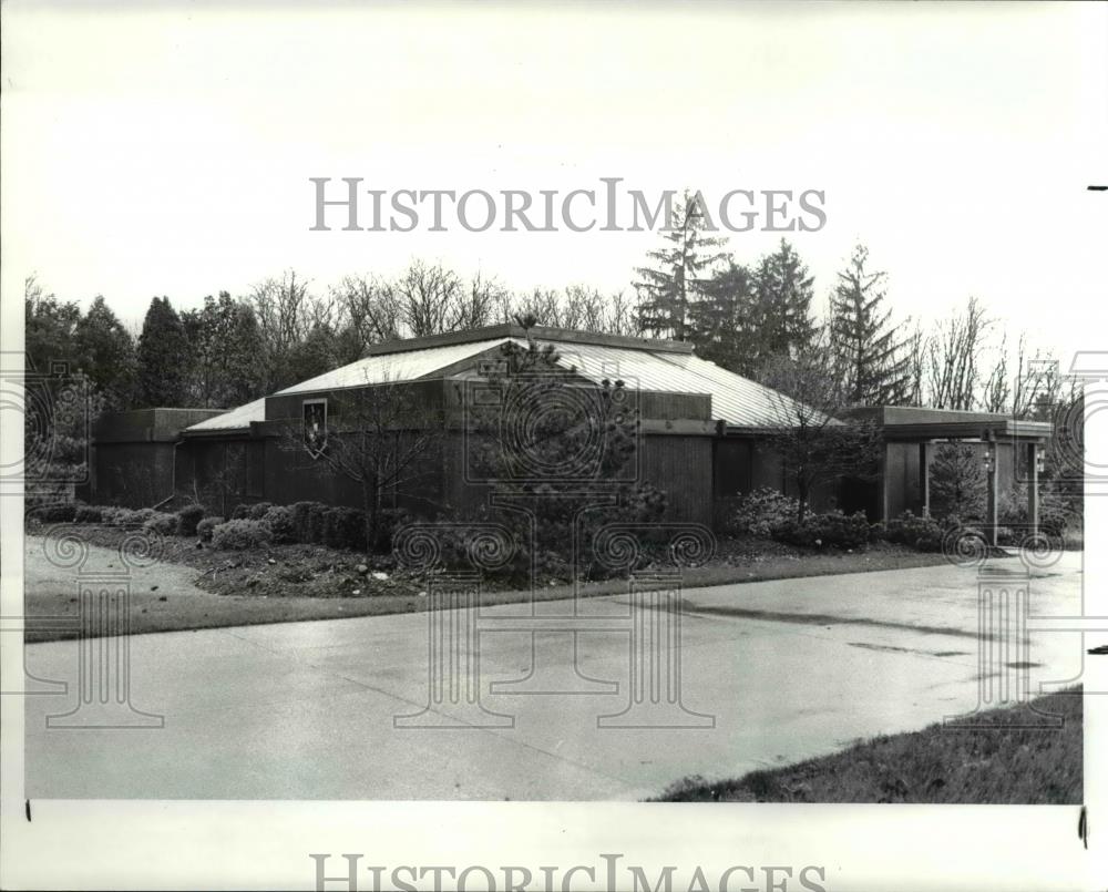 1985 Press Photo The Pines Office Building  - cva84440 - Historic Images