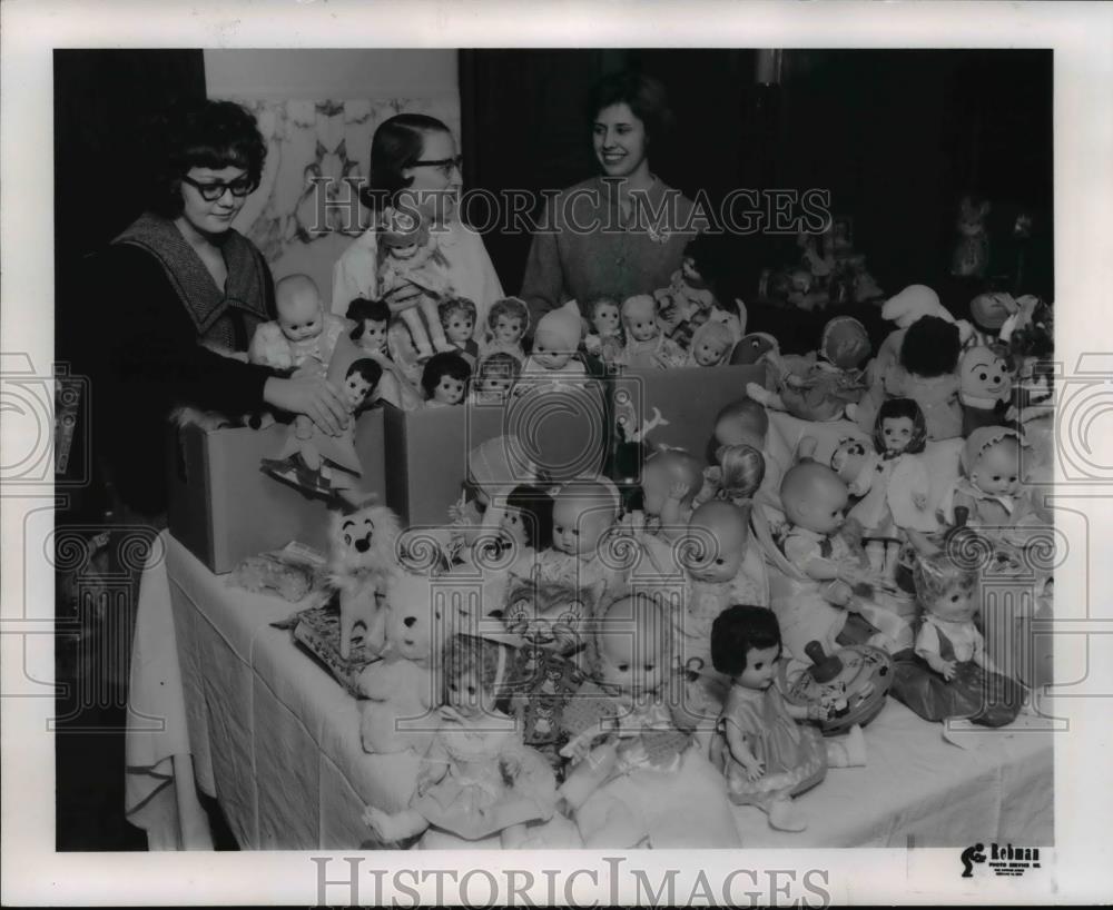 1965 Press Photo Dolls and Toys for Social agencies at the Sherwing Williams Co - Historic Images