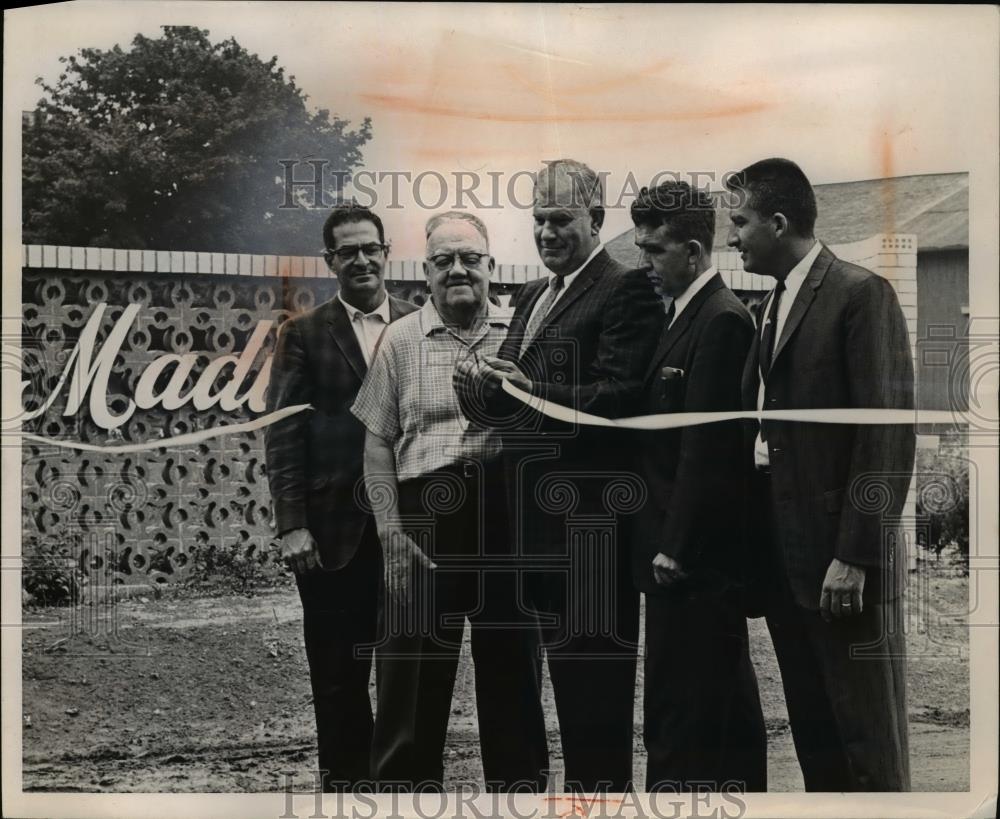 1961 Press Photo Mayor D.E.Kilingbeil cut the ribbon of Mardison Park Estates. - Historic Images