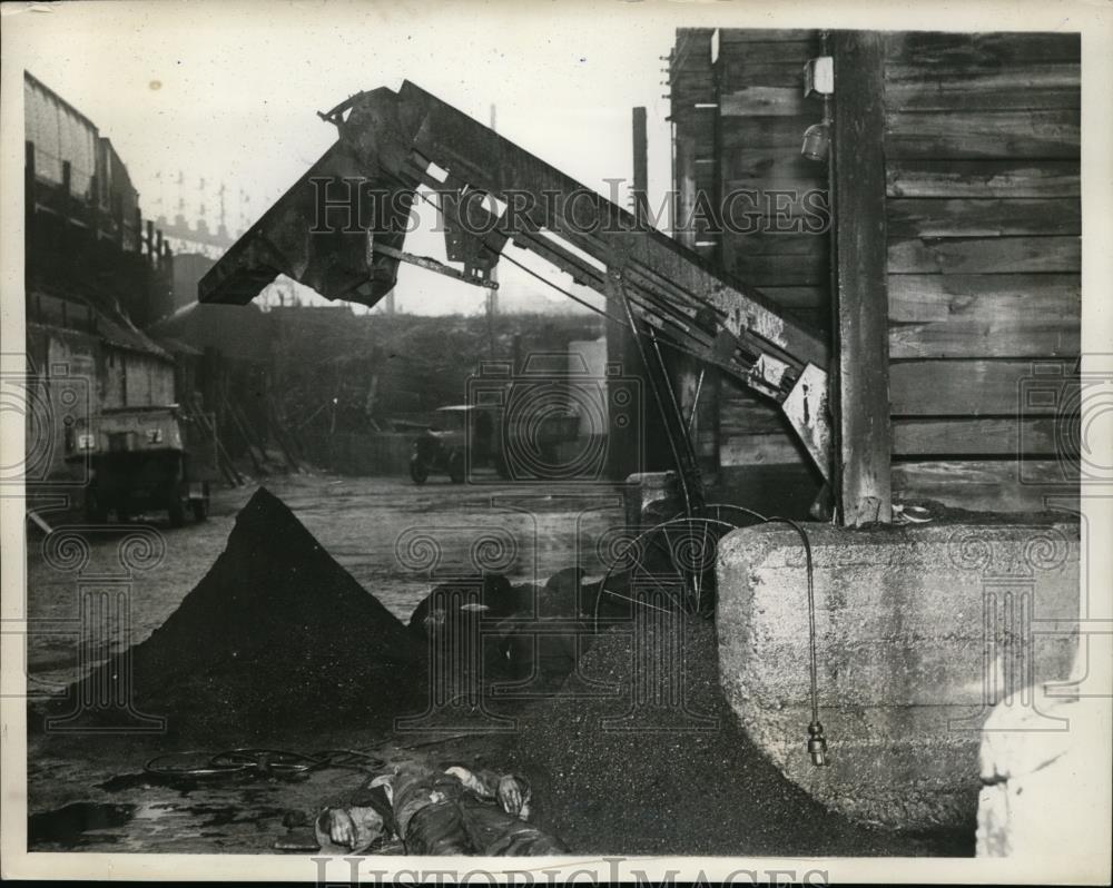 1936 Press Photo Site where 2 men electrocuted loading coal in Washington DC - Historic Images