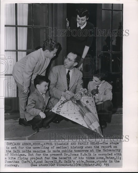 1935 Wire Photo Salk and family relax before the unveiling of Salk polio vaccin - Historic Images