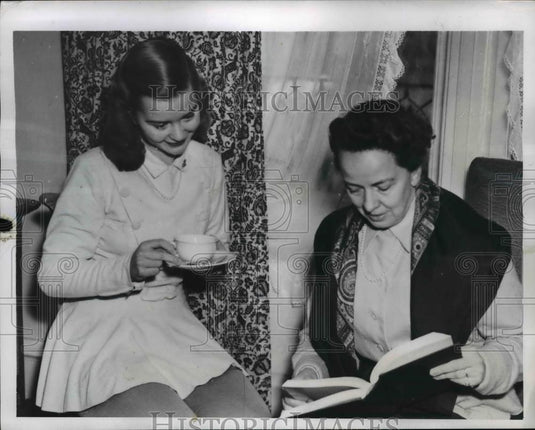 1947 Press Photo Barbara Ann Scott Relaxes With Mrs. Scott After Her Workout - Historic Images
