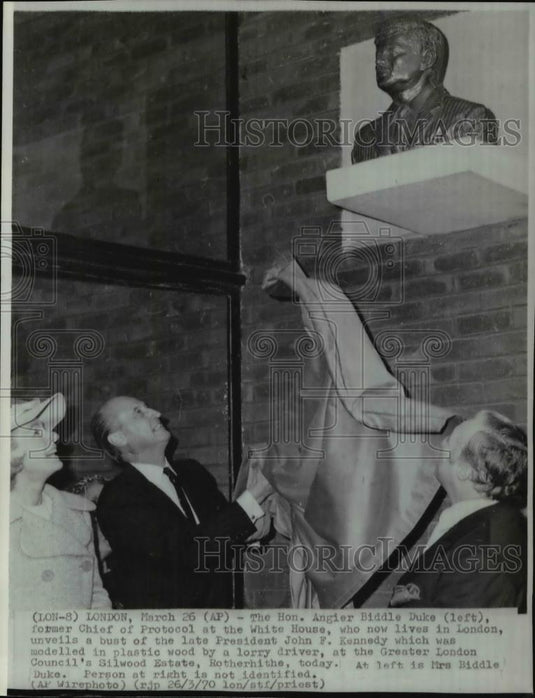 1970 Wire Photo Duke unveils a bust of the late Pres. Kennedy at Rotherhithe - Historic Images
