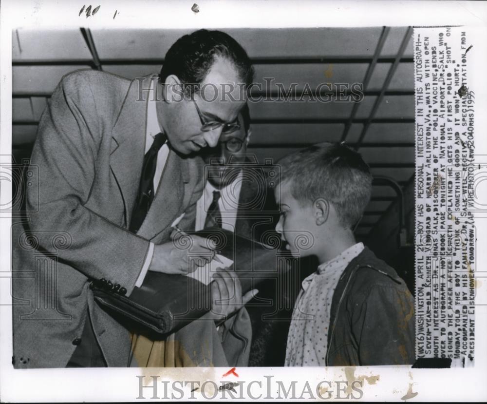 1955 Wire Photo Vinigrad gets an autograph to Dr. Salk at National Airport - Historic Images