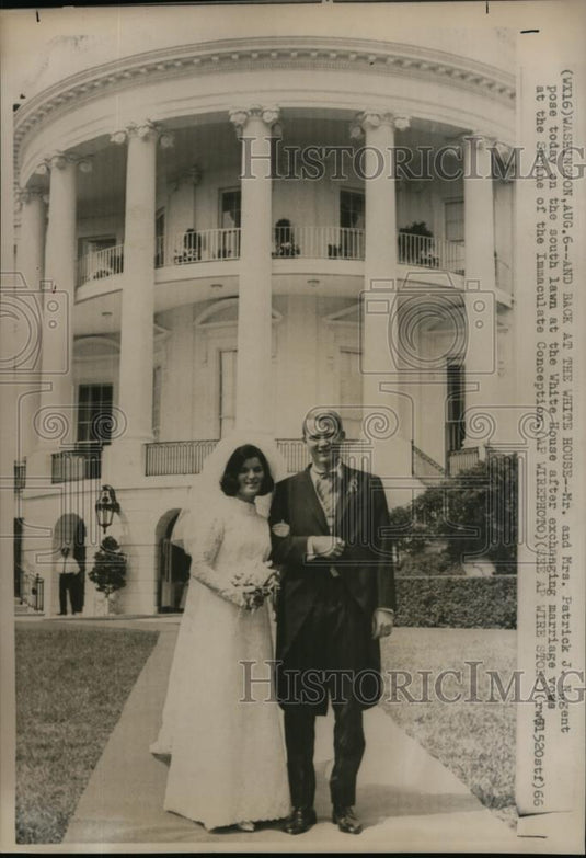 1966 Wire Photo Mr & Mrs Patrick Nugent on south lawn of White House after wed - Historic Images