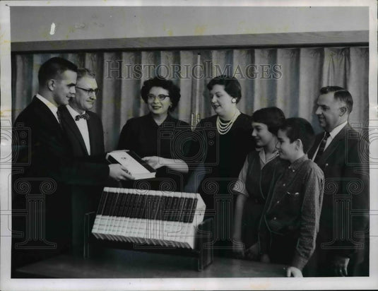 1961 Press Photo Miss Phyllis Gunn's class was awarded the set of World Book - Historic Images