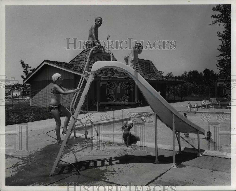 1971 Press Photo Swimming pool, Living Homes Pinegate - cva80164 - Historic Images