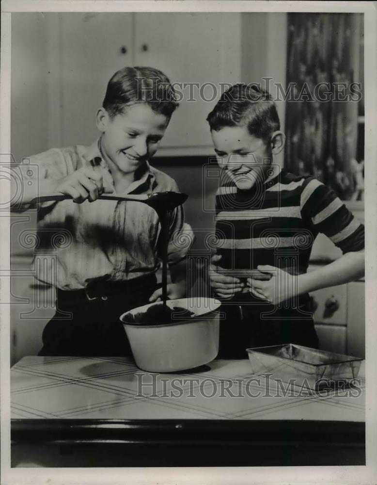 1940 Press Photo Two Boys Cooking. - nee83653 - Historic Images