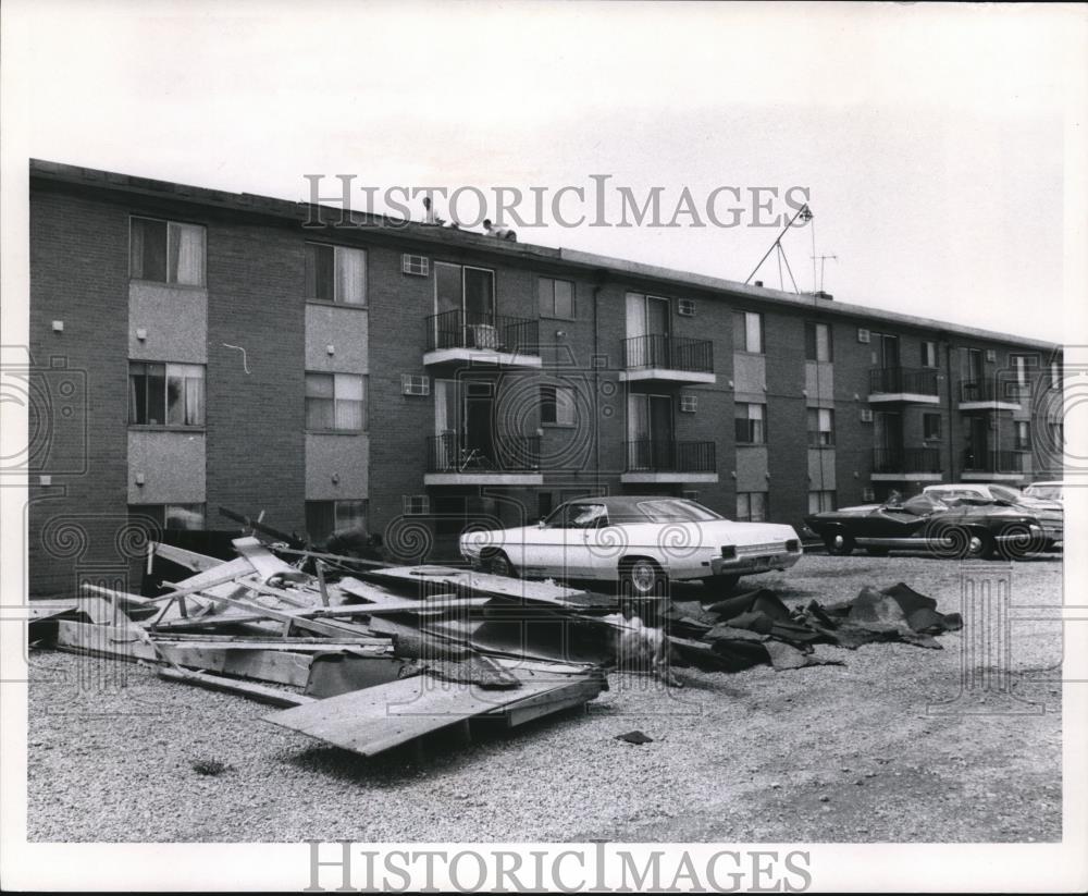 1970 Press Photo The debris from roof of apartment at Valley after the tornado - Historic Images