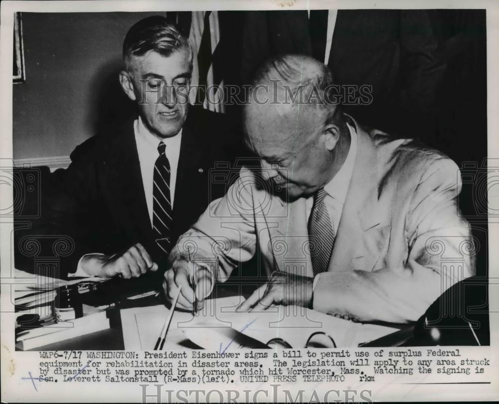 1953 Press Photo President Eisenhower signs a bill for disaster areas - Historic Images