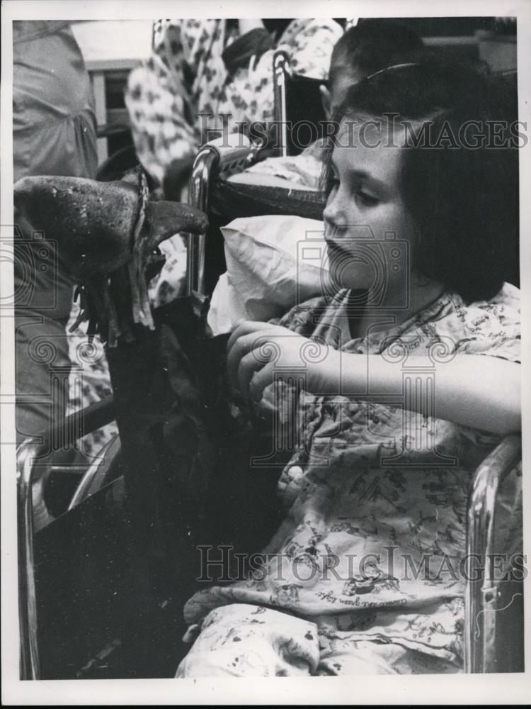 Press Photo Patricia Legg age 7 of Garfield Heights Ohio with a doll - Historic Images