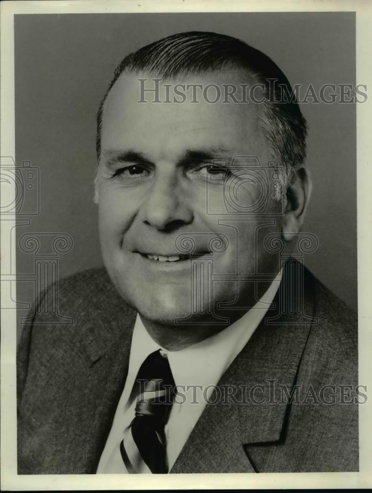 1974 Press Photo Elmer Lower vice president Corporate Affairs at CBS Inc - Historic Images