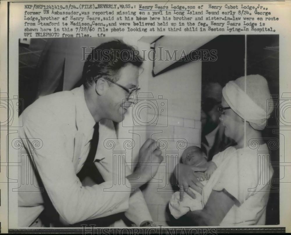 1961 Press Photo Henry Cabot Lodge Jr.look at his third child in Boston Lying-In - Historic Images