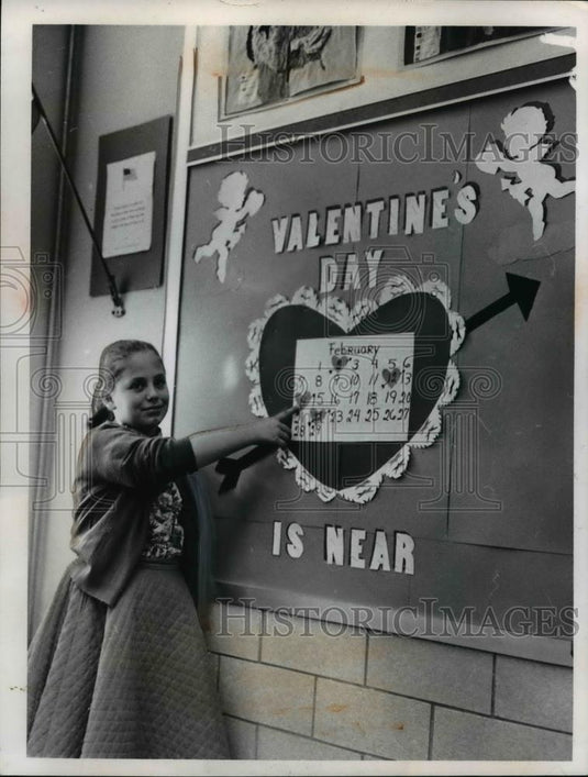 1960 Press Photo Warrensville Ohio schoolgirl & Valentine display - nee85771 - Historic Images