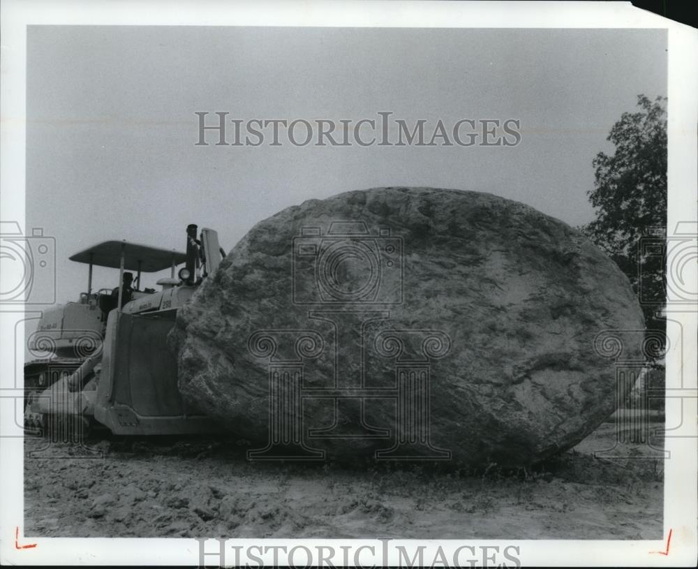 1966 Press Photo This 40 ton glacial boulder was pushed to the surface by two - Historic Images
