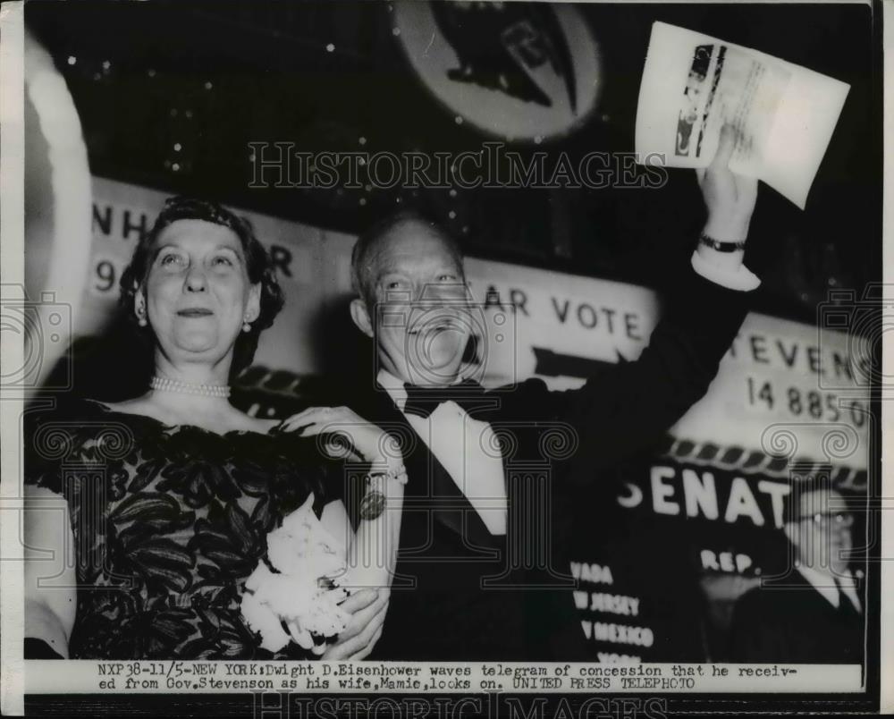 1952 Press Photo President & Mrs Dwight Eisenhower reads of Stevenson concession - Historic Images