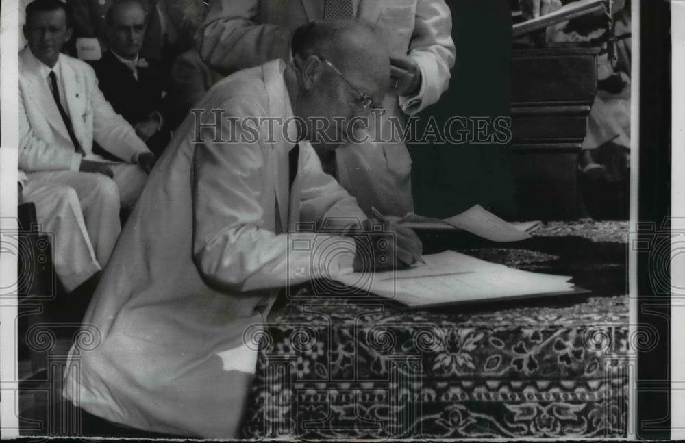 1956 Press Photo President Dwight Eisenhower signs Declaration of Principals - Historic Images