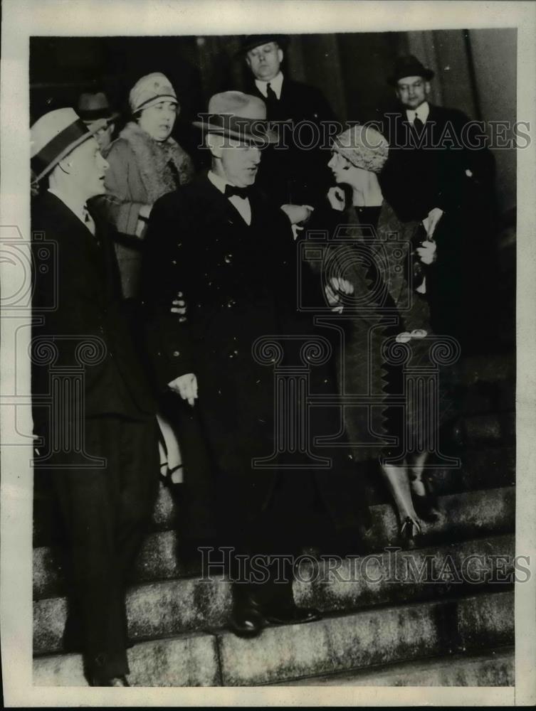 1929 Press Photo Warren Schneider Being Led From Court After Hearing The Verdict - Historic Images