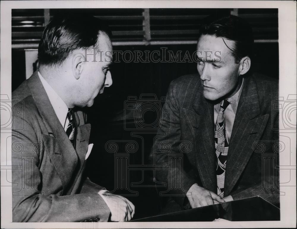 1945 Press Photo John R Kahl question by Police Charles Tierney for Theft charge - Historic Images