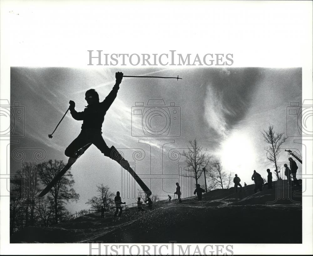 1986 Press Photo Perfect day for skiing at Boston Mills Ski Resort - cva77529 - Historic Images