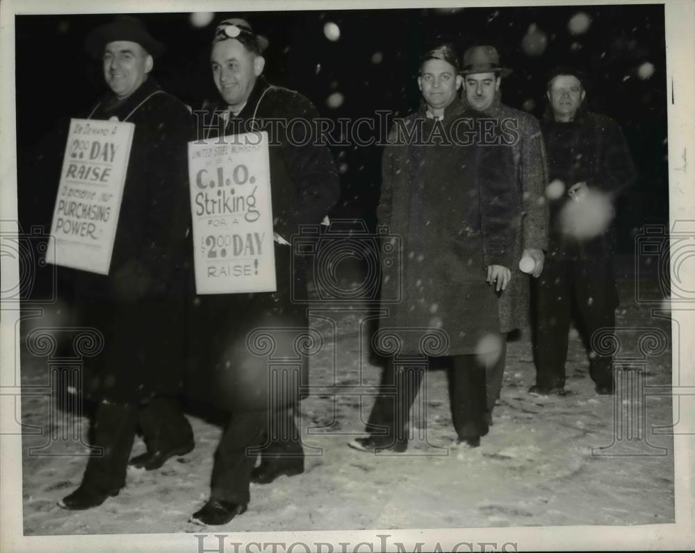 1946 Press Photo Corrigan McKinney Steel CIO pickets on strike in Cleveland - Historic Images