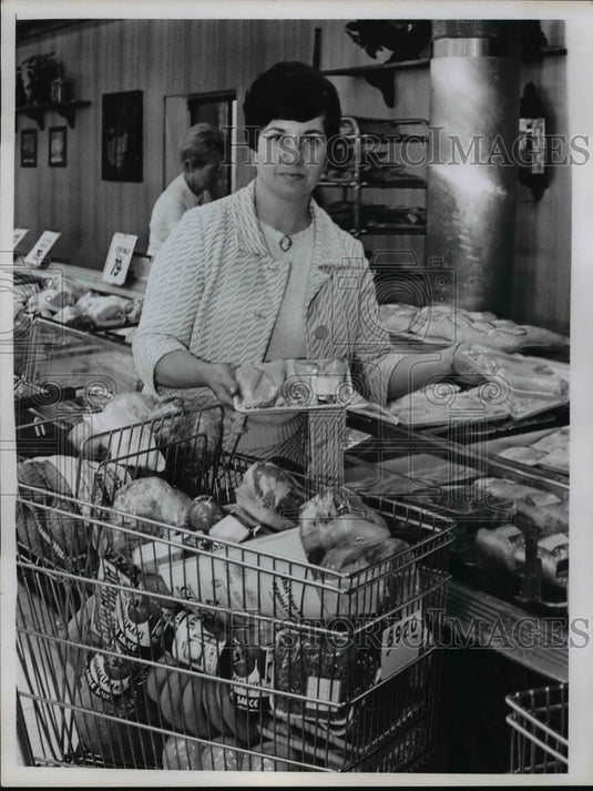 1957 Press Photo Mrs.Robert T.Pollock at Grocer Store in Cleveland Heights - Historic Images