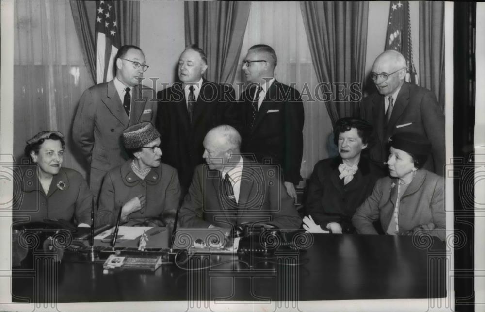 1957 Press Photo Pres. Eisenhower with delegation of Republican Natl.Committee. - Historic Images