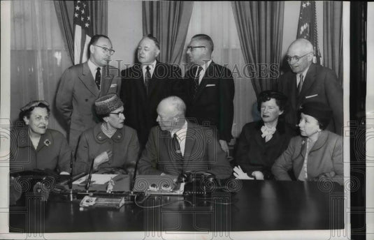 1957 Press Photo Pres. Eisenhower with delegation of Republican Natl.Committee. - Historic Images