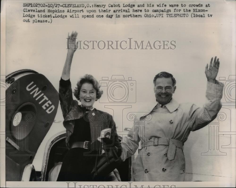 1960 Press Photo Henry Cabot Lodge and his wife at Cleveland Hopkins Airport - Historic Images