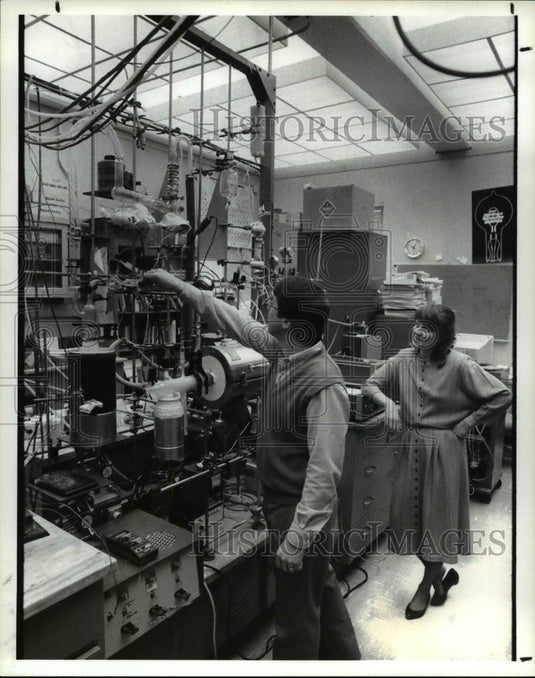 1989 Press Photo Tom Parham a technical leader and Lee Cronck a chemical - Historic Images
