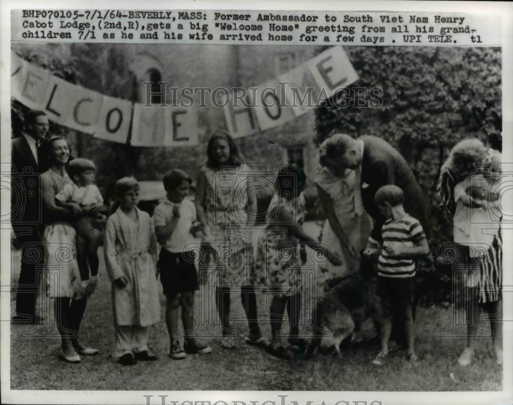 1964 Press Photo Ex Ambassador to S Vietnam Henry Cabot Lodge at home in Mass - Historic Images