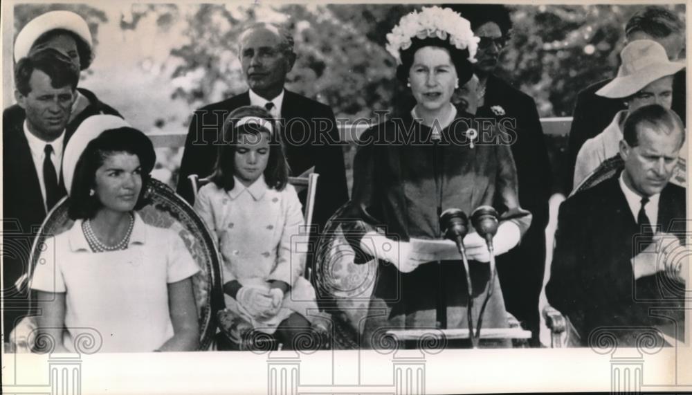1965 Wire Photo Queen Elizabeth II at the unveiling of memorial at Runnymede - Historic Images