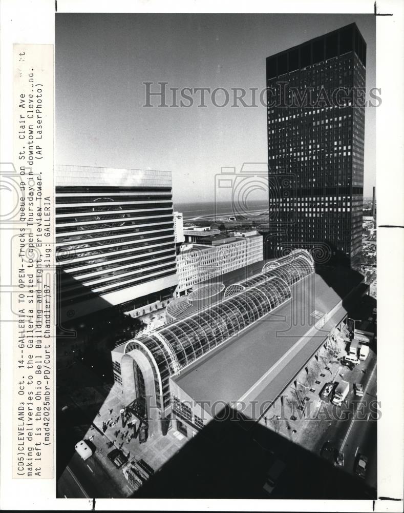 1987 Press Photo Afternoon shadows frame Galleria as trucks queue to St Clair - Historic Images